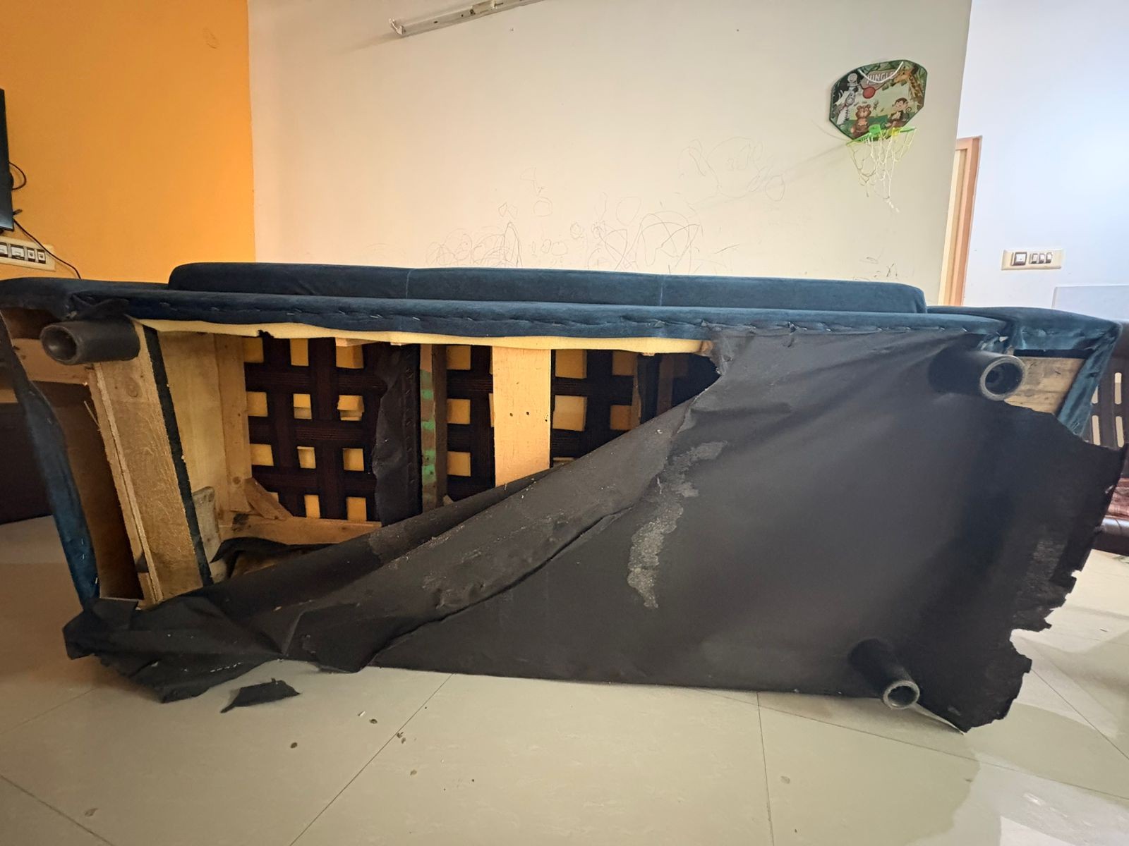 Sofa before restoration 1