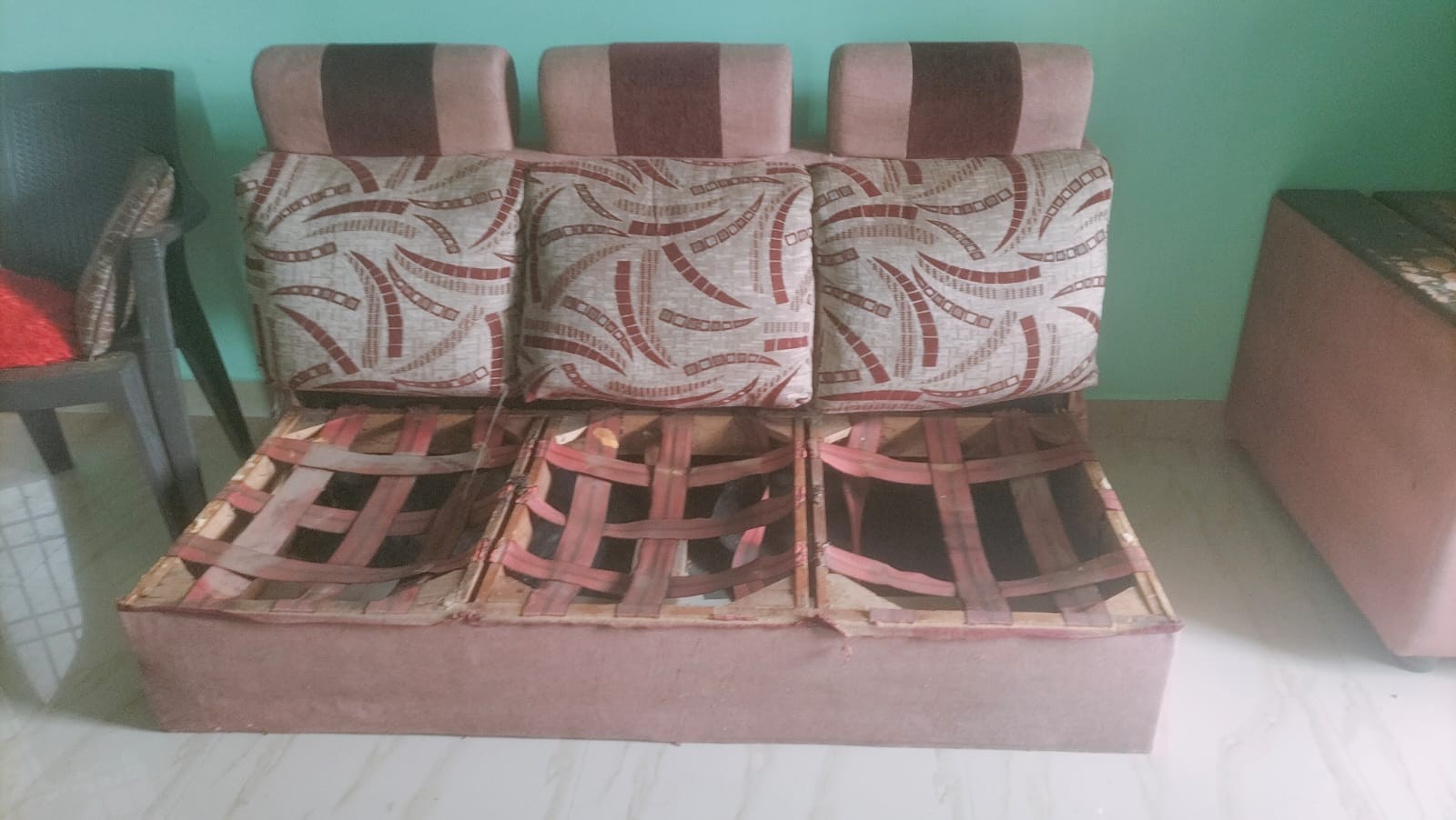 Sofa before restoration 2